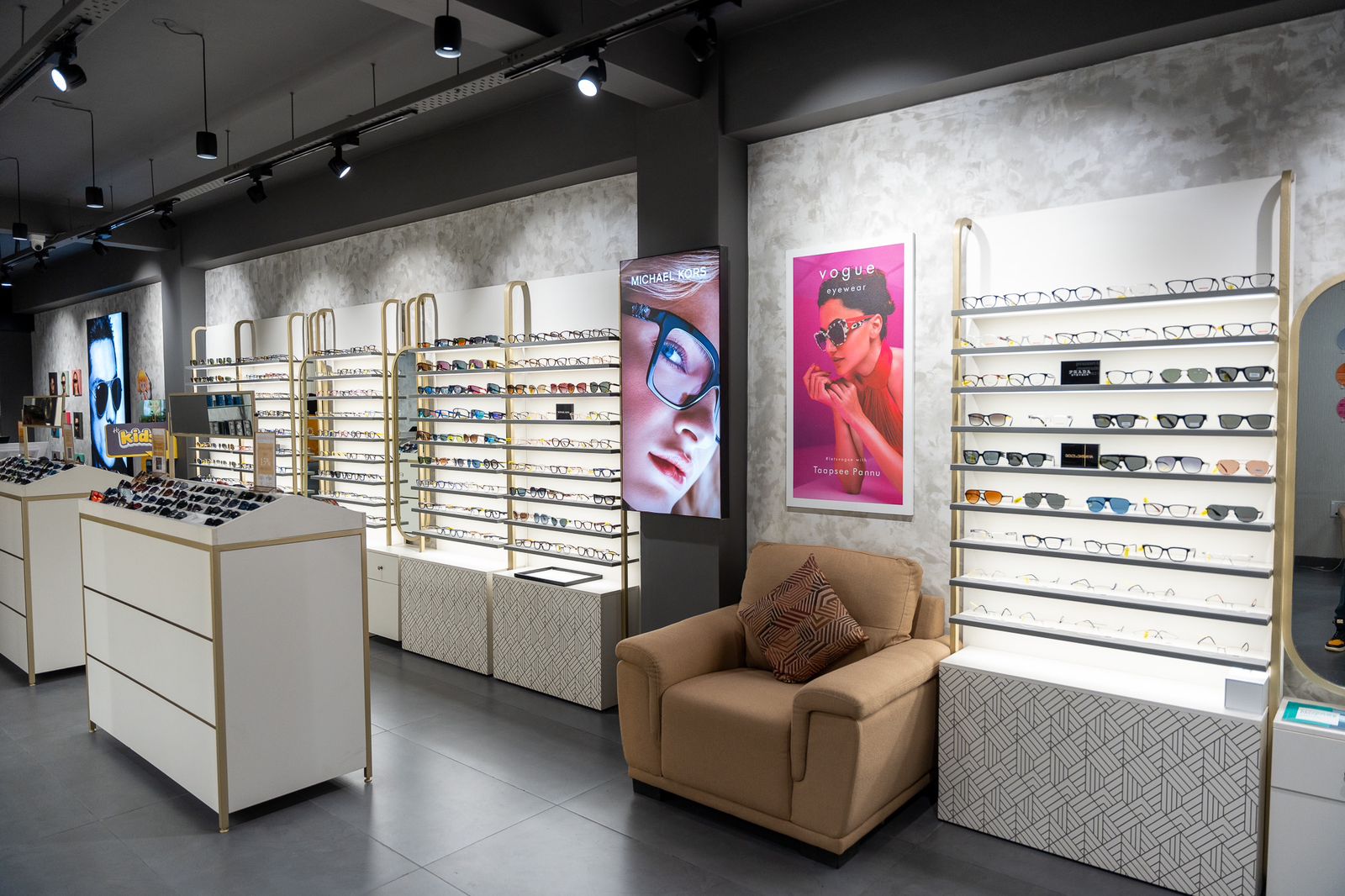 6 luxury eyewear store design