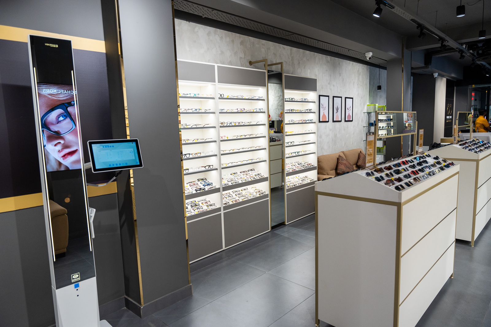 7 optical showroom furniture design